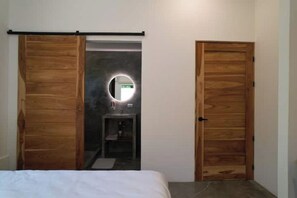 7 chambres, coffres-forts dans les chambres, bureau