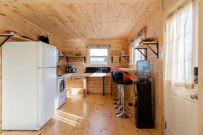 Køleskab, mikrobølgeovn, ovn, kogeplade