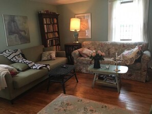 TV, fireplace, DVD player - Wine Country, 4 bedrooms! (Prince Edward)