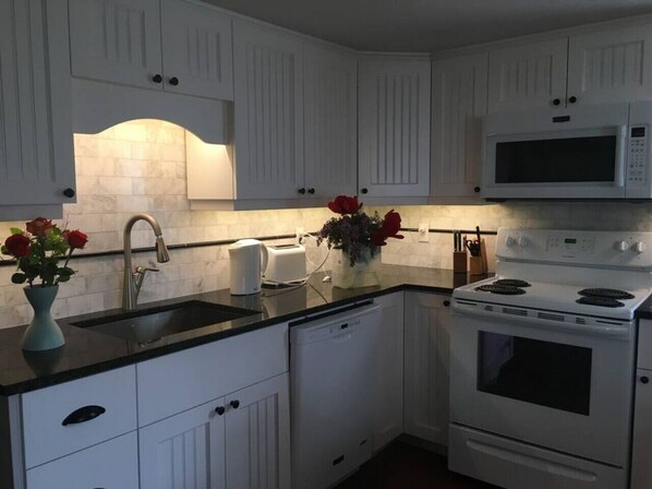 Fridge, microwave, oven, stovetop - Wine Country, 4 bedrooms! (Prince Edward)