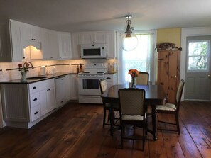 Fridge, microwave, oven, stovetop - Wine Country, 4 bedrooms! (Prince Edward)