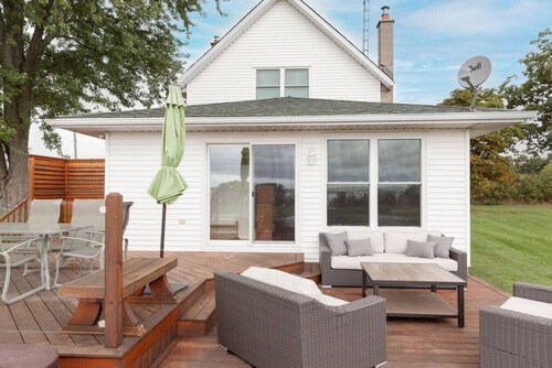 Joanie`s Farmhouse · Waterfront with Hot Tub