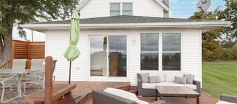 Joanie`s Farmhouse · Waterfront with Hot Tub