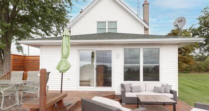 Joanie`s Farmhouse · Waterfront with Hot Tub
