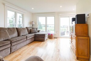 Smart TV, books, stereo