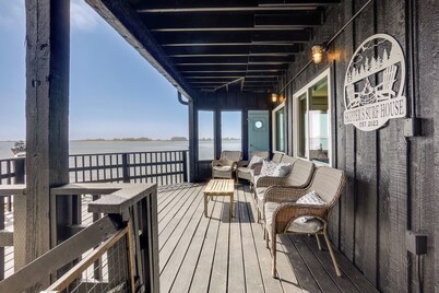 Waterfront Coos Bay Retreat w/ Sauna!
