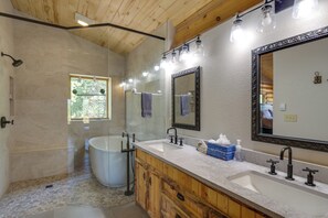 Hair dryer, towels - Alma Mountain Getaway w/ Private Hot Tub & Views (Alma)