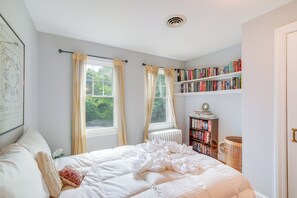 3 habitaciones, tabla de planchar con plancha y cuna de viaje 