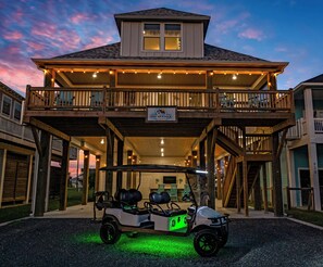 Exterior - 5Bed / 5 Baths  Walk 2 Beach!  Arcade!  Ocean View!  Ping Pong! Fire Pit! (Crystal Beach, Texas)