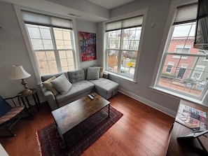 Smart TV - Capitol Hill Townhouse, Roof Deck + Private Parking, Walk to H St (Washington)