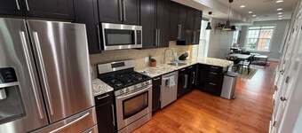 Capitol Hill Townhouse, Roof Deck + Private Parking, Walk to H St