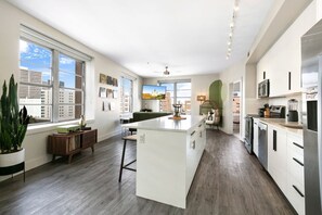 Réfrigérateur, micro-ondes, four, plaque de cuisson