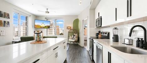 Réfrigérateur, micro-ondes, four, plaque de cuisson