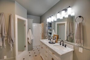 Towels, soap, shampoo, toilet paper - Renovated Victorian home in the heart of St. Paul (Saint Paul)