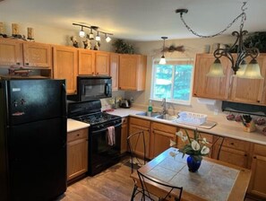 Kjøleskap, mikrobølgeovn, ovn og kaffetrakter/tekoker