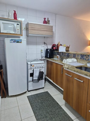 Apartamento | Cozinha privada | Geladeira, micro-ondas, fogão, chaleira elétrica