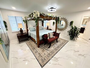 7 bedrooms, iron/ironing board, WiFi, bed sheets - Family Friendly Sanctuary 7BR Sleep 16, Heated Pool, Tiki, Pickleball, Gameroom (Lake Worth)