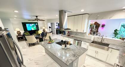 Ultimate Group Retreat 7BD 6BA Sleep 16 • Park 7 Cars, Htd Pool, Game Room, Tiki
