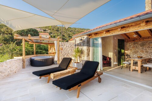Peacefull lavander retreat with hot tub Villa Teza Hvar