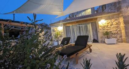Peacefull Lavander Retreat With hot tub Villa Teza Hvar