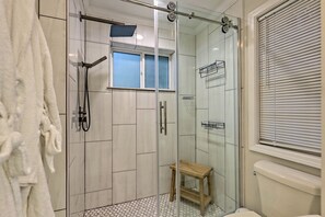 Combined shower/tub, hair dryer, towels, soap - Helen Family Home w/ Game Room & Fire Pit (Helen)