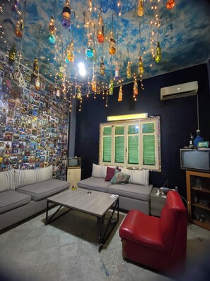 Living area - centered, cosy,  friendly, safe, unique and fun (Jabal Lubnan)