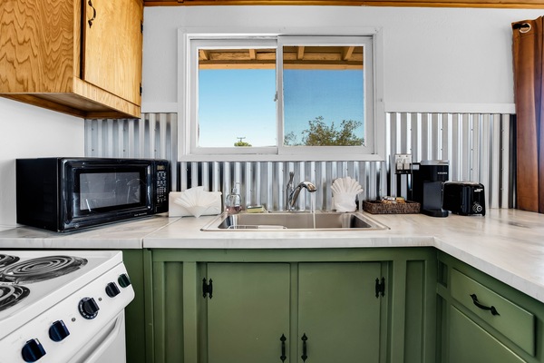 Een koelkast, een magnetron, een oven, een kookplaat