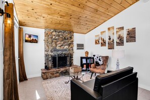 Älytelevisio, takka, kirjoja