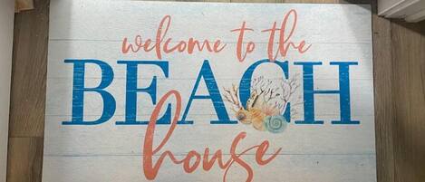 Un cartel de bienvenida para una casa de playa.