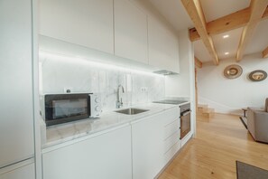 Fridge, microwave, coffee/tea maker, electric kettle - DOWNTOWN CLERIGOS with RIVER VIEW by VACATIONY (Oporto)