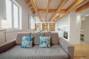 TV - DOWNTOWN CLERIGOS with RIVER VIEW by VACATIONY (Oporto)