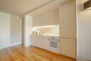 冷蔵庫、電子レンジ、オーブン、コーヒー / ティーメーカー