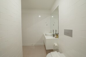 Bruser, hårtørrer, håndklæder, Sæbe