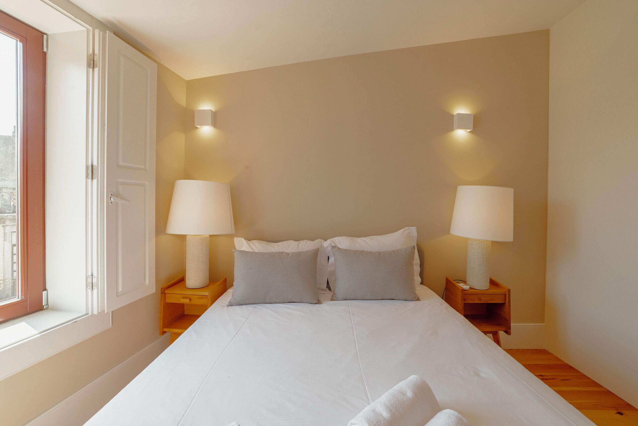 2 عدّة غرف نوم ومكواة/لوح كي وواي فاي مجانًا وملاءات أسرّة