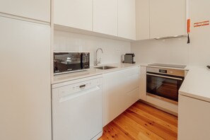 Fridge, microwave, oven, dishwasher - BOAVISTA PREMIUM II DUPLEX TERRACE by VACATIONY (Oporto)