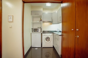 Frigorífico, microondas, cafetera o tetera y hervidor eléctrico