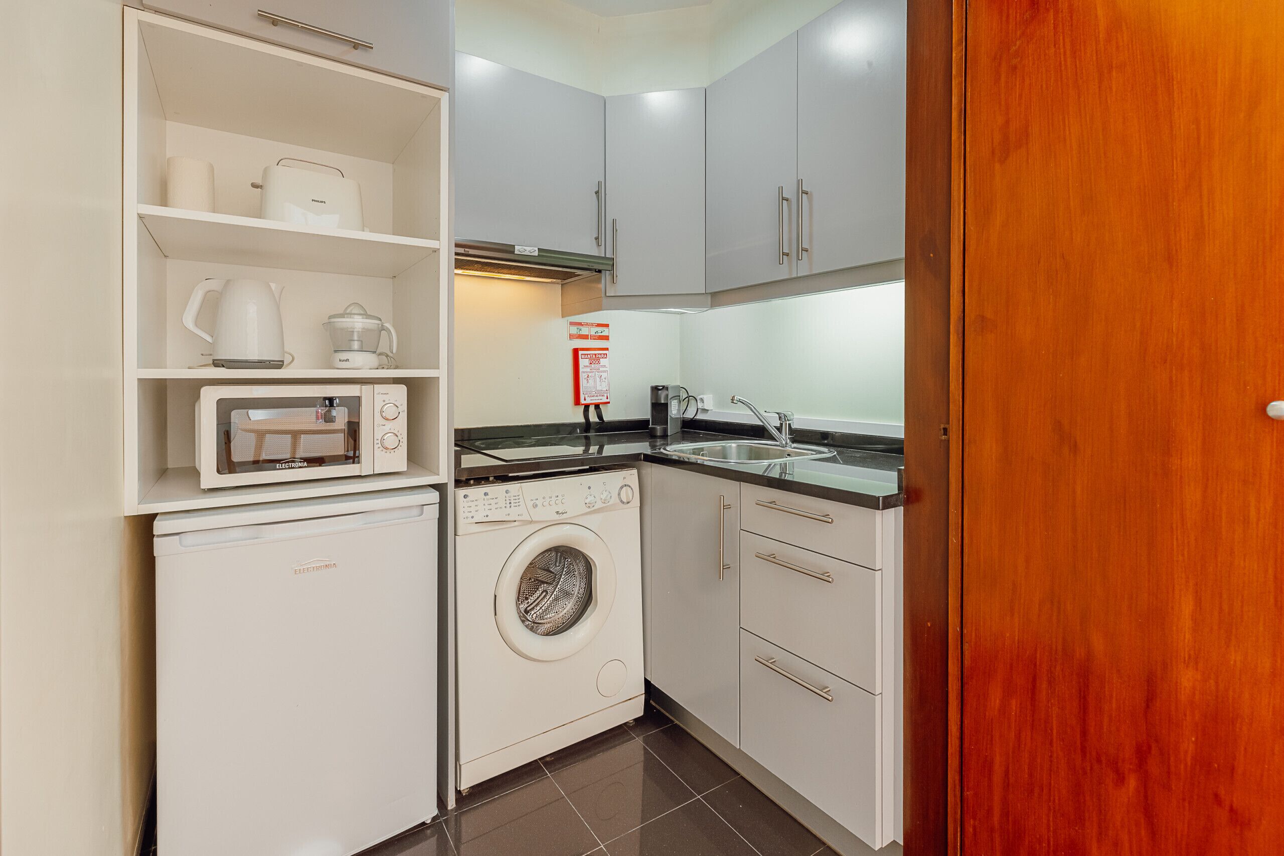 冷蔵庫、電子レンジ、コーヒー / ティーメーカー、電気ポット