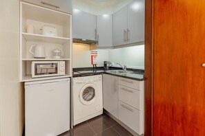 Fridge, microwave, coffee/tea maker, electric kettle - BRIGHT BOAVISTA by VACATIONY (Oporto)