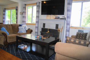 TV, fireplace - Wollaston Lake Wonderland (Coe Hill)