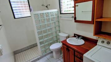 Een douche, handdoeken, zeep, shampoo