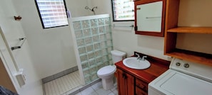 Een douche, handdoeken, zeep, shampoo