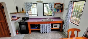 Een koelkast, een magnetron, een oven, een kookplaat