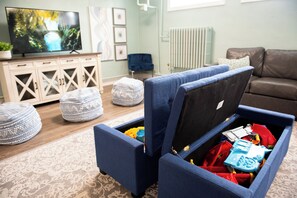 Smart TV, tavolo da calcetto, tavolo da ping pong, libri