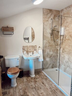 Dusche, Haartrockner, Handtücher, Toilettenpapier