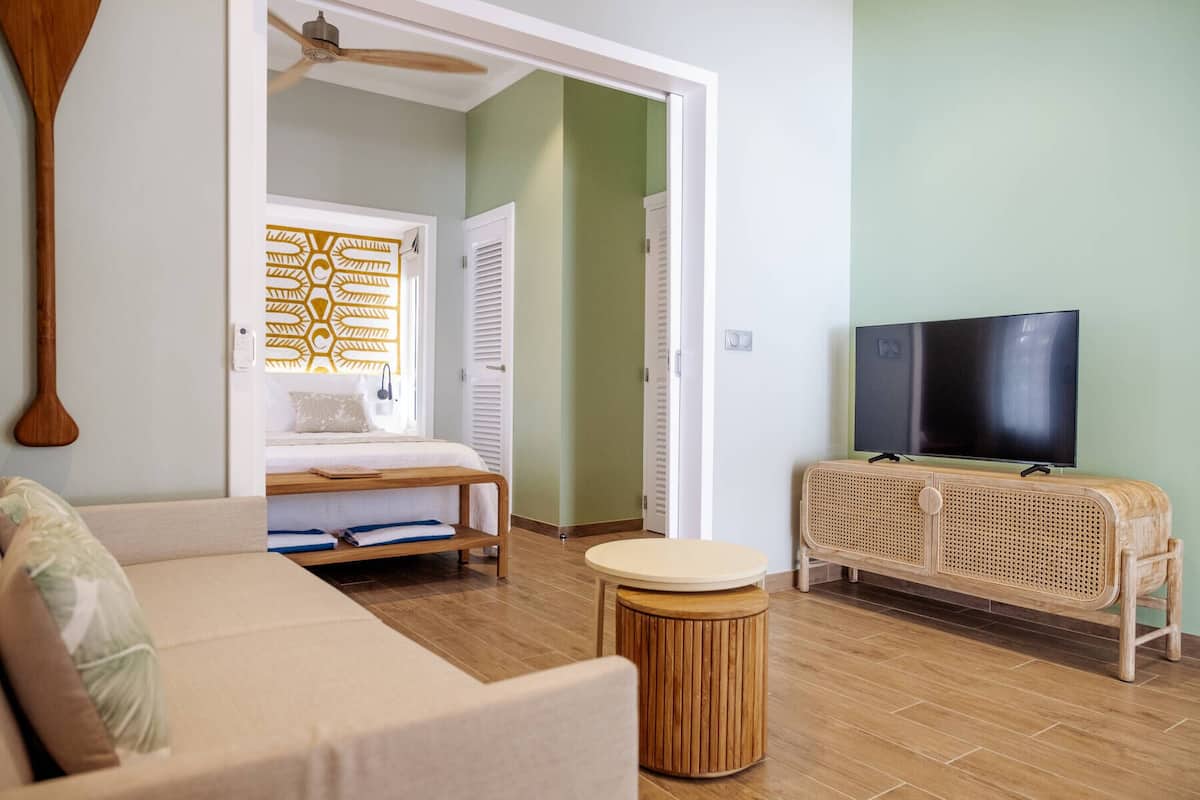 In-room safe, WiFi (free), bed sheets