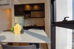 Fridge, microwave, coffee/tea maker, cookware/dishes/utensils - Departamento Vacacional  (Santa Cruz de la Sierra)