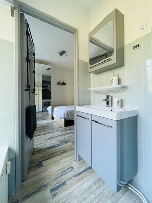 1 Schlafzimmer, Schreibtisch, Bügeleisen/Bügelbrett, Reisekinderbett