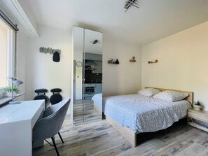 1 slaapkamer, een bureau, een strijkplank/strijkijzer, reisbedje