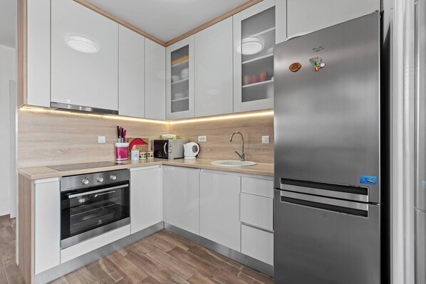 Réfrigérateur, four à micro-ondes, un four, surface de cuisson