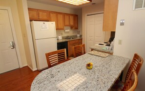 Kylskåp, mikrovågsugn, ugn och spishäll